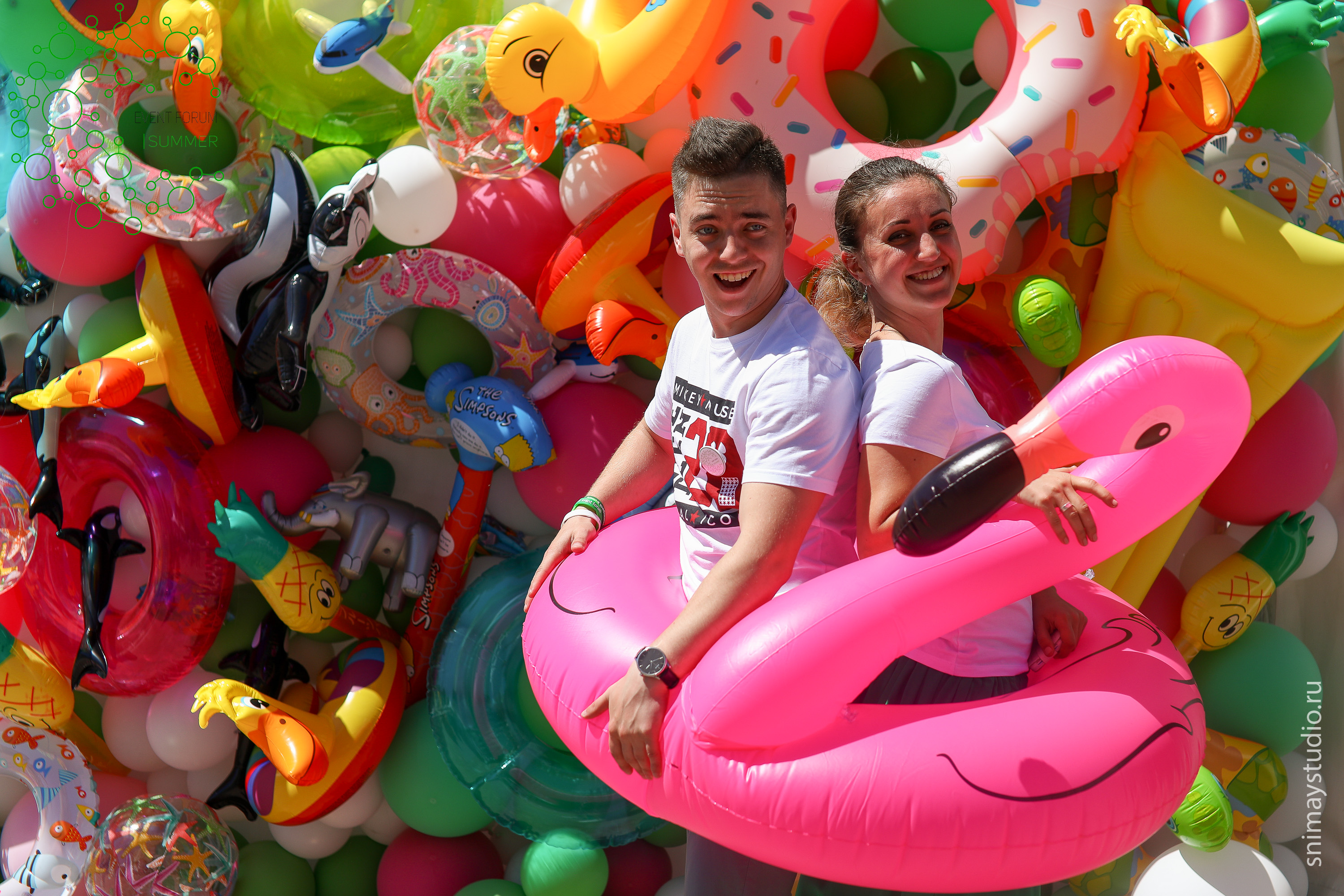 стена из плавательных кругов