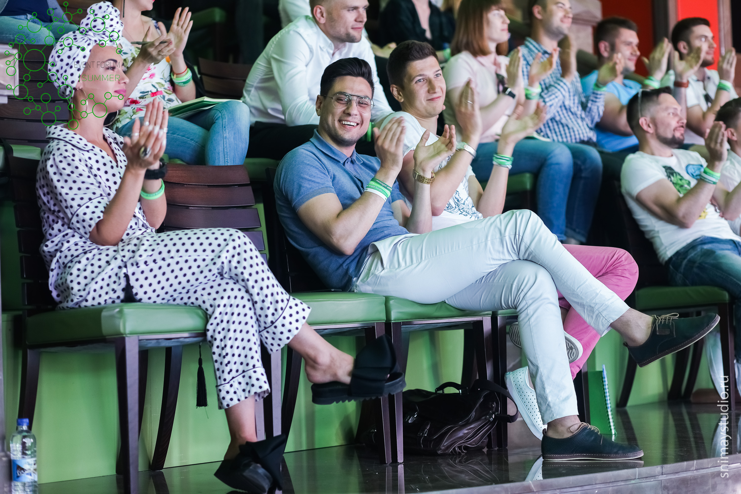 люди в зале