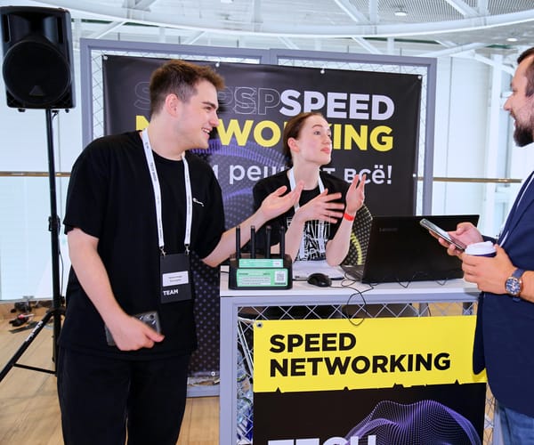 Обмен опытом и знаниями на бизнес-конференции по цифровым технологиям. Кейс TECH WEEK